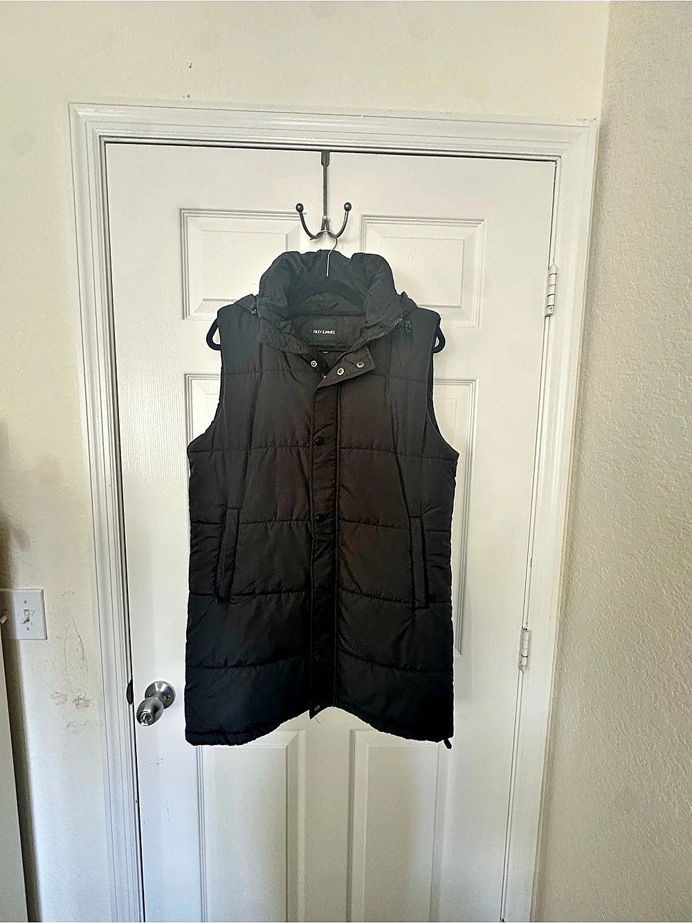 Riley & James Women's Hooded Puffer Vest in Black Like New